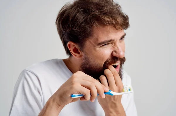Higiene del hombre dentífrico mañana aislado fondo — Foto de Stock