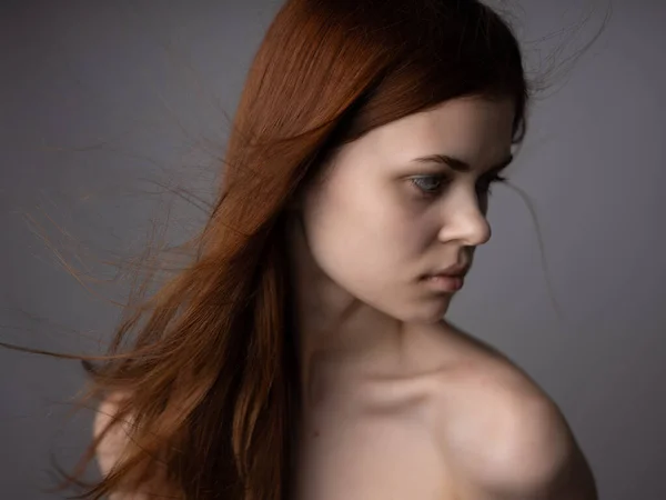 可愛い女の魅力的なルックス裸の肩高級スタジオ — ストック写真