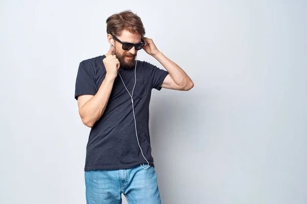 Vrolijke man hoofdtelefoon zonnebril muziek dans leuke studio levensstijl — Stockfoto