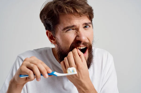 Sakallı adam diş hekimliği diş ağrısı arka planı — Stok fotoğraf