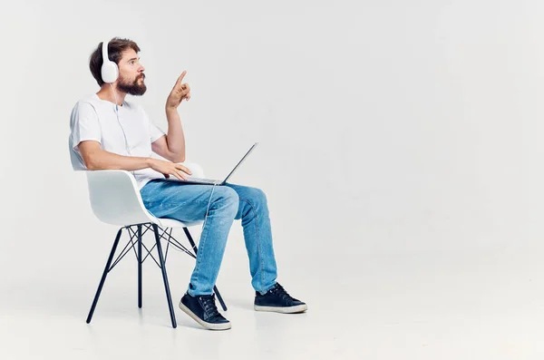 Homem bonito com laptop na tecnologia de fones de ouvido — Fotografia de Stock