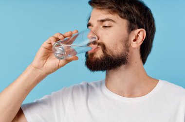 Beyaz tişörtlü adam sağlık hizmeti mavi arka plan