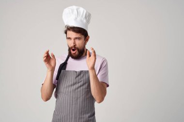 Şef üniformalı adam profesyonel restoran servisi pişiriyor.