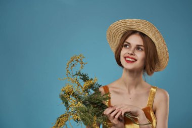 Bir buket çiçekli kadın. Romantik hediye mimoza.