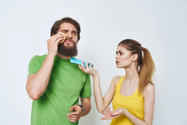 Muž a žena v koupelně každodenní rutinní hygiena — Stock fotografie