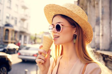 Sokakta yürüyen çekici bir kadın yaz eğlencesi