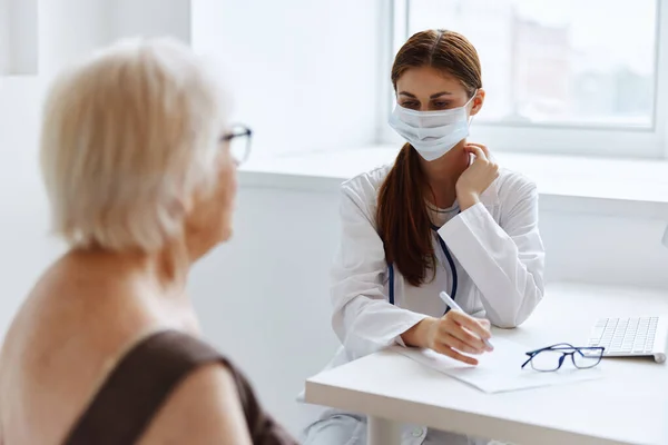 Paziente anziana su esame da parte di un ufficio medico infermiere — Foto Stock