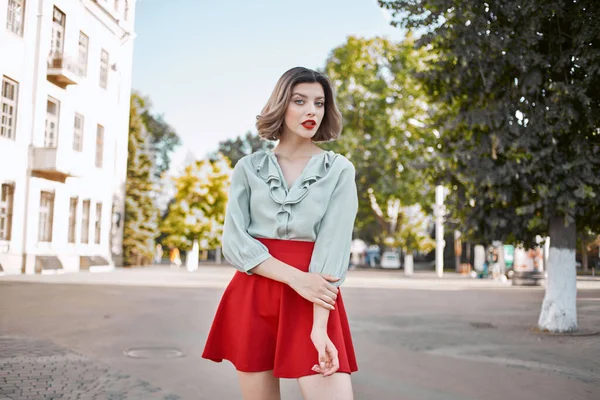 Vacker kvinna attraktiv ser röda läppar gå i parken sommaren — Stockfoto