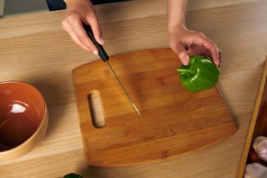 Aşçı kadın sağlıklı salata diyeti yapıyor.