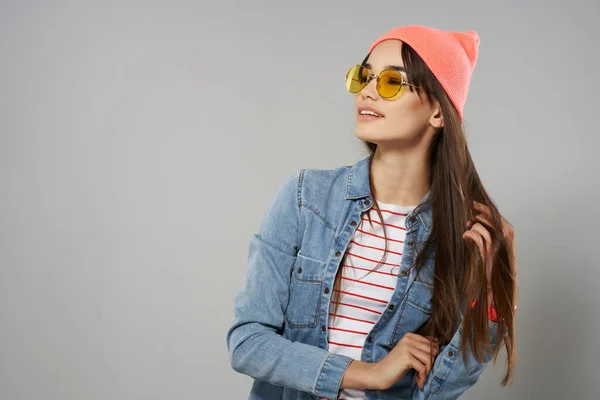 Bonita mujer amarillo gafas rosa sombrero estudio moda tendencia — Foto de Stock