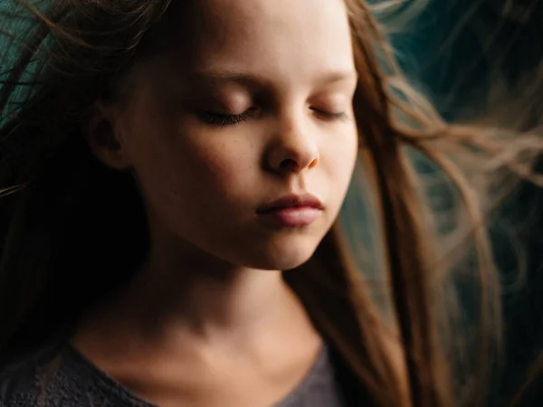 Menina cabelo solto rosto fechar-se olhar triste — Fotografia de Stock