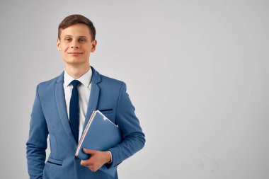 Takım elbiseli adam yönetici yaşam tarzıyla çalışıyor.