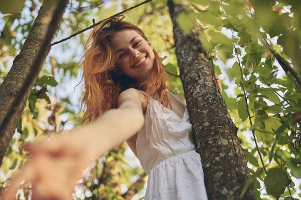 Hezká žena v bílých šatech příroda zelené listy stromu spodní pohled — Stock fotografie