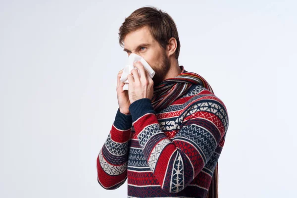 Homem frio limpando o nariz com um estúdio vírus infecção lenço — Fotografia de Stock