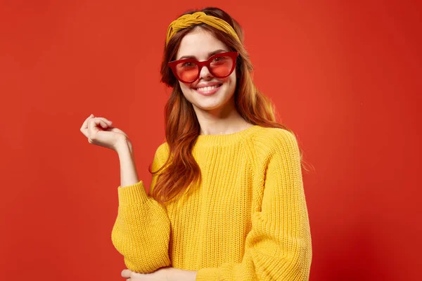 Kırmızı gözlüklü kadın moda stüdyosu modası — Stok fotoğraf