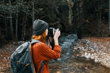 Kadın turist doğa nehir ormanı dağlarını fotoğraflıyor.