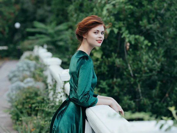 Γυναίκα σε πράσινο φόρεμα στο πάρκο φύση πολυτελές ειδύλλιο — Φωτογραφία Αρχείου
