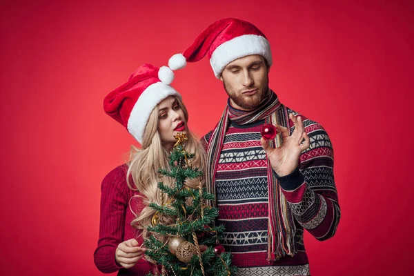 Matrimonio pareja navidad juguetes vacaciones navidad aislado fondo — Foto de Stock