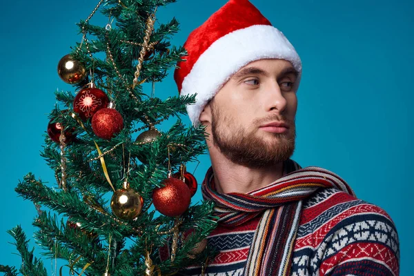 Noel Baba şapkalı neşeli adam Noel süslemeleri Noel tatili izole edilmiş arka plan — Stok fotoğraf