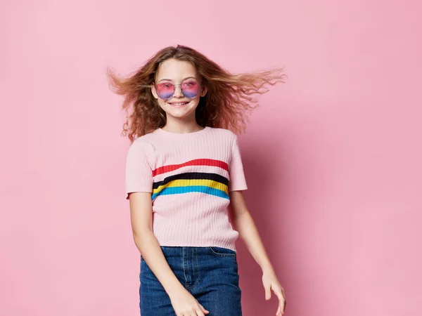 안경을 쓴 행복 한 소녀와 핑크 티셔츠 청바지를 입고 외진 배경을 즐기는 소녀 — 스톡 사진