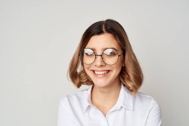 Gömlekli ve gözlüklü neşeli iş kadını.