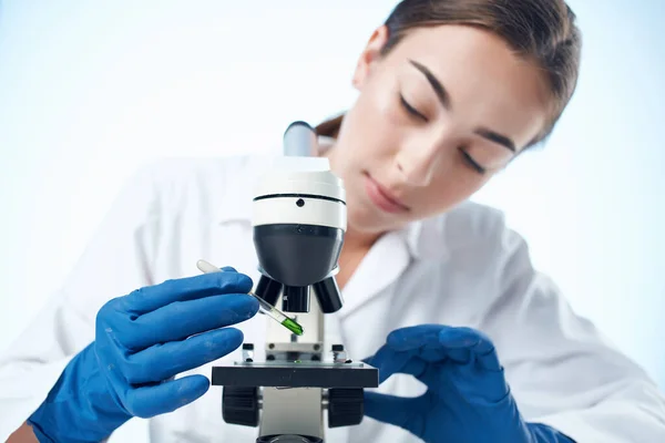 Femme assistant de laboratoire microscope recherche biotechnologie science — Photo