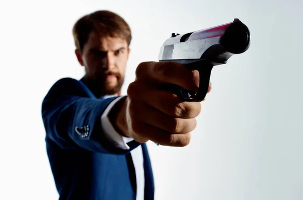 Homens de negócios com uma pistola na mão detetive crime assassino luz fundo — Fotografia de Stock