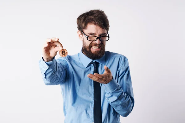 Емоційний бізнесмен в сорочці з краваткою криптовалюта фінанси електронні гроші — стокове фото