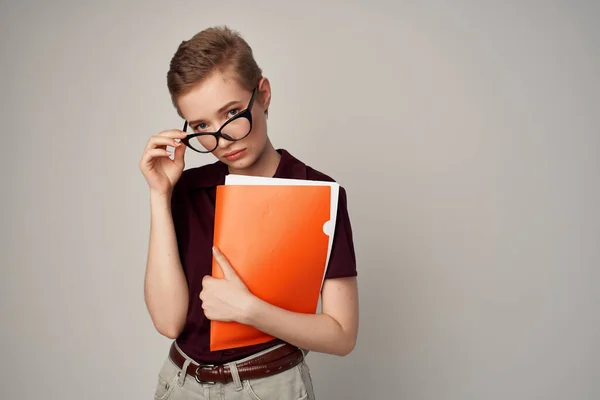 Mooie vrouw met bril mode licht achtergrond — Stockfoto