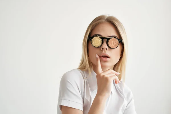 Vrolijke vrouw in een wit shirt met een map in de hand geïsoleerde achtergrond — Stockfoto