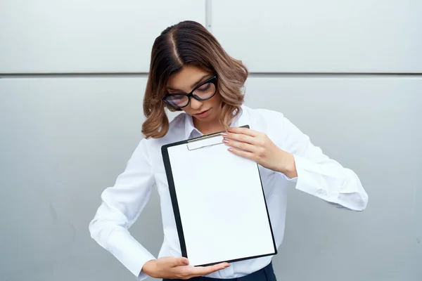 Femme gaie en chemise blanche documents bureau femme d'affaires officielle — Photo