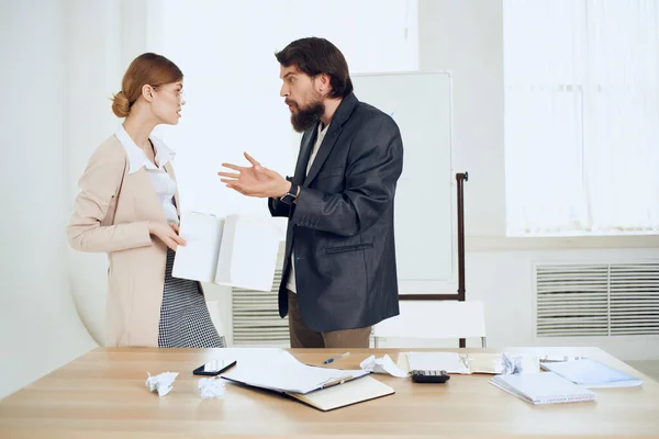 Der Chef belästigt die Sekretärin bei der Arbeit Im Büro der Gewalt Belästigung — Stockfoto