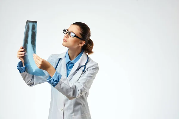 Kvinnlig läkare diagnostik patient scan Studio — Stockfoto