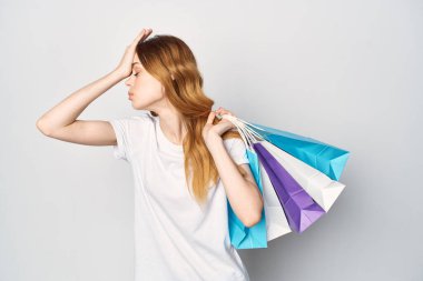 Elinde paketler olan kadın duygusal alışveriş eğlencesi