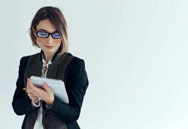 Ділова жінка в окулярах з записними документами офісу — стокове фото