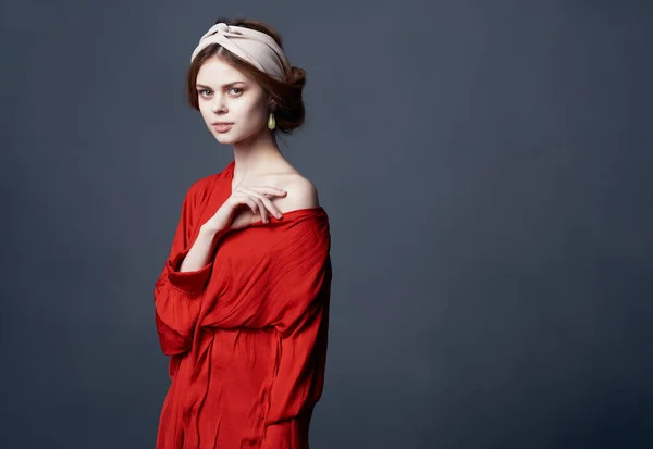 Mulher com headband decoração vestido vermelho luxo fundo escuro — Fotografia de Stock