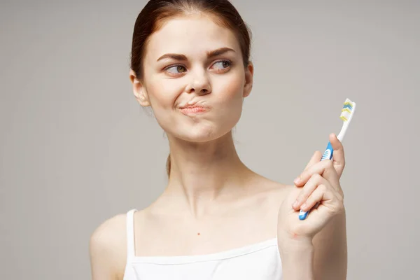 Mulher em t-shirt branca higiene dental cuidados de saúde estilo de vida estúdio — Fotografia de Stock