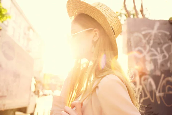 Vacker kvinna utomhus promenad mode sommar livsstil — Stockfoto