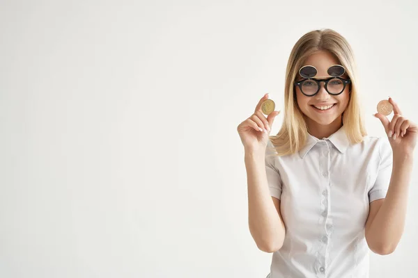 Vrolijke vrouw zonnebril Bitcoin cryptogeld in handen lichte achtergrond — Stockfoto