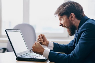 Ofisteki işadamları bir dizüstü bilgisayarın önünde...