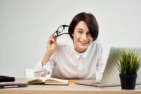 Geschäftsfrau am Schreibtisch mit Brille Selbstbewusstsein Studio Lifestyle — Stockfoto