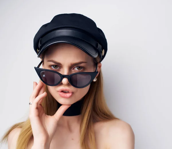 현대 패션 의상을 입고 있는 여자 선글라스 — 스톡 사진