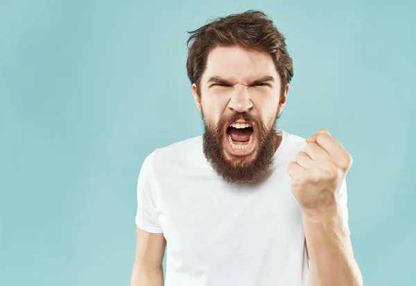 Бородатий чоловік у білій футболці жести рук гніву Стиль життя — стокове фото