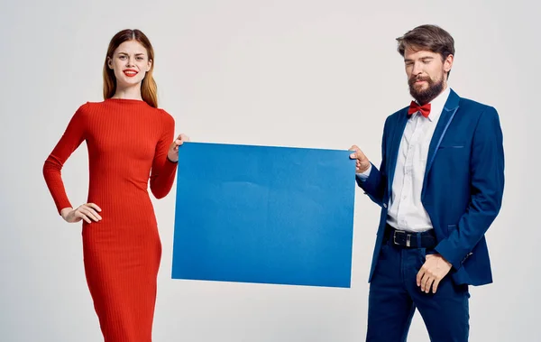 Elegantní muž a žena drží mokup plakát v ruční reklamě — Stock fotografie