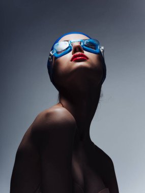 Çıplak omuzlu kadın sporcu. Kırmızı dudaklar izole edilmiş arka plan.