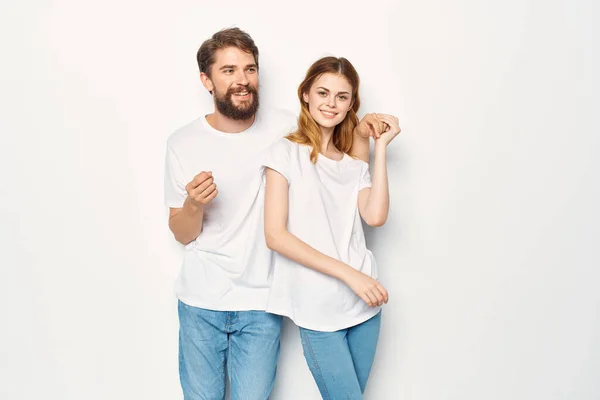 Gioioso uomo e donna in bianco t-shirt abbracciare l'amicizia insieme — Foto Stock