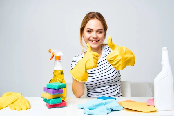Limpieza del detergente de mesa de limpieza ama de casa — Foto de Stock