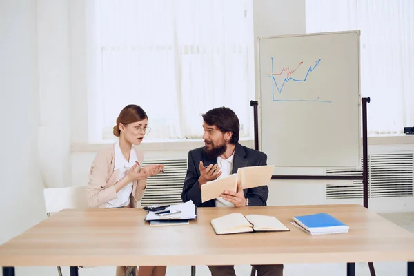 Geschäftsmann kommuniziert mit Sekretärin Büro Emotionen Arbeit — Stockfoto