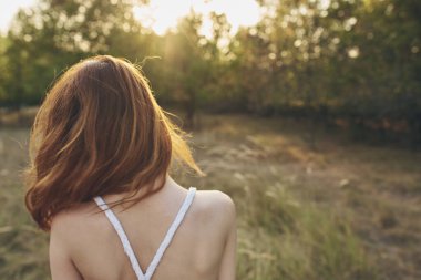 Beyaz elbiseli güzel kadın yaz tatilinde.