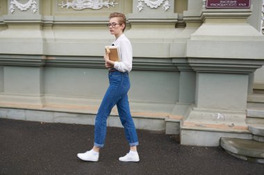 Öğrenci binanın yakınındaki sokakta dinlenme eğitimi alıyor.